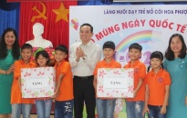 Bí thư Thành ủy Trần Lưu Quang thăm, tặng quà Làng nuôi dạy trẻ mồ côi Hoa Phượng