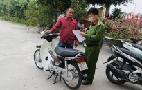Công an xã Tú Sơn (Kiến Thụy) tổ chức tiếp nhận việc đăng ký, cấp đổi biển số xe cho người dân 