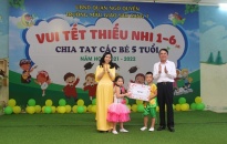 Phó Chủ tịch UBND thành phố tặng quà trẻ em tại quận Ngô Quyền