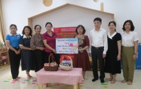 Hội Liên hiệp Phụ nữ thành phố: đến thăm và tặng 130 suất quà cho các cháu thiếu nhi tại quận Lê Chân và huyện An Dương