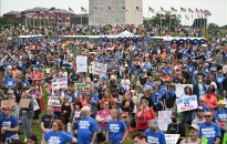 Hàng nghìn người tuần hành tại Mỹ kêu gọi ngăn chặn bạo lực súng đạn