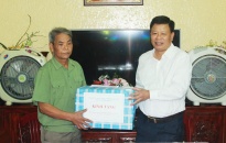Trưởng Ban Quản lý Khu Kinh tế Hải Phòng:  Thăm, tặng quà gia đình người có công trên địa bàn huyện An Lão