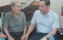 Bí thư Thành ủy Trần Lưu Quang tặng quà gia đình có công tiêu biểu quận Lê Chân