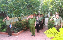 Đại tá Bùi Trung Thành – Phó Giám đốc CATP dâng hương tri ân Anh hùng LLVT-Liệt sĩ Trần Thành Ngọ