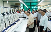 Đồng chí Nguyễn Xuân Phúc - Chủ tịch nước đến thăm Công ty TNHH thương mại Sao Mai (Vĩnh Bảo), tặng quà cá nhân tiêu biểu dịp 27-7 