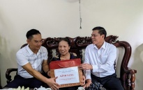 Chủ tịch UBND thành phố Nguyễn Văn Tùng thăm, tặng quà gia đình người có công tại quận Ngô Quyền