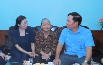 Bí thư Quận ủy Hồng Bàng Lê Ngọc Trữ thăm, tặng quà gia đình chính sách tiêu biểu