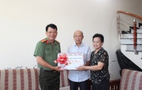 Đại tá Đào Quang Trường, Phó Giám đốc CATP thăm, tặng quà các gia đình thương binh, liệt sĩ