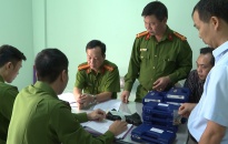 Chuyên mục Tìm hiểu Luật Quản lý, sử dụng VK, VLN, CCHT: Những trường hợp nào được phép mang vũ khí, công cụ hỗ trợ vào, ra khỏi lãnh thổ Việt Nam?