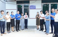  Khánh thành Nhà Khăn quàng đỏ tặng gia đình em Đặng Đức Tiến, học sinh Trường THCS Nam Hà