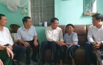 Phó Chủ tịch UBND thành phố Lê Khắc Nam thăm, tặng quà gia đình chính sách nhân dịp 2-9
