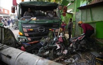 Xe tải đâm vào tháp viễn thông ở Indonesia, 10 người thiệt mạng
