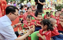 Đồng chí Lê Khắc Nam, Phó Chủ tịch Ủy ban nhân dân thành phố thăm, tặng quà tết Trung thu cho trẻ em tại huyện An Dương