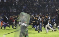 Kinh hoàng bạo loạn bóng đá Indonesia khiến hơn 100 người thiệt mạng