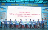  Trao 42 chiếc xe đạp tặng học sinh Trường THCS Hồng Bàng tại chương trình “Đồng hành cùng em đến trường'