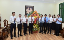 Phó Bí thư Thường trực Thành uỷ Đỗ Mạnh Hiến thăm, tặng quà Uỷ ban MTTQ Việt Nam thành phố