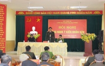 Đại tá Phạm Viết Dũng, Phó Giám đốc CATP lắng nghe ý kiến nhân dân tại xã Văn Phong (huyện Cát Hải)