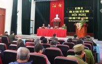 Đại tá Bùi Trung Thành, Phó Giám đốc CATP lắng nghe phản ánh của nhân dân về lực lượng Công an tại xã Tam Đa (Vĩnh Bảo)