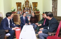 Phó Chủ tịch UBND thành phố Lê Khắc Nam thăm, tặng quà gia đình chính sách dịp Tết Nguyên đán 2023
