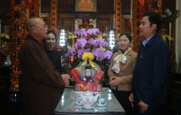 Phó Chủ tịch Uỷ ban MTTQ Việt Nam thành phố Nguyễn Thị Minh Phương thăm, tặng quà Tết các chức sắc tôn giáo tiêu biểu