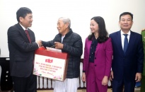 Thiếu tướng Vũ Thanh Chương, Ủy viên BTV Thành ủy, Giám đốc CATP thăm, tặng quà đối tượng chính sách tiêu biểu tại quận Lê Chân.