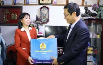  Đồng chí Bùi Văn Kiệm, Giám đốc Sở Giáo dục và Đào tạo thành phố thăm và tặng quà một số đơn vị và cá nhân nhân dịp Tết Quý Mão 2023