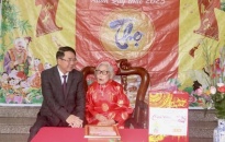 Phó Chủ tịch UBND thành phố Lê Khắc Nam thăm, tặng quà gia đình chính sách và trao Thiệp mừng thọ công dân 100 tuổi trên địa bàn  thành phố