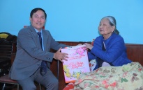 Bí thư Quận ủy Hồng Bàng Lê Ngọc Trữ thăm, tặng quà chúc tết một số gia đình có công, cá nhân tiêu biểu