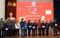 Hội Chữ thập đỏ thành phố trao tặng 1020 suất quà Tết