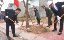 Đồng chí Thiếu tướng Vũ Thanh Chương – Ủy viên Ban thường vụ Thành ủy, Giám đốc CATP dự lễ phát động Tết trồng cây tại quận Lê Chân.