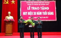 Trao Huy hiệu 30 năm tuổi Đảng tới đảng viên Đảng bộ CHQS thành phố 