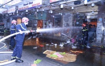 Các lực lượng Công an thành phố: Khẩn trương chữa cháy và bảo vệ ANTT, bảo vệ tài sản tại chợ Tam Bạc