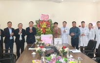 Phó Chủ tịch UBND thành phố Lê Khắc Nam thăm, tặng quà các tập thể, cá nhân tiêu biểu ngành Y tế