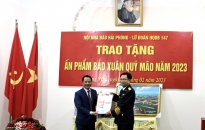 Hội Nhà báo thành phố Hải Phòng tặng Lữ đoàn 147 ấn phẩm báo Xuân Qúy Mão