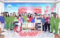 Hội phụ nữ Phòng Cảnh sát môi trường Công an Hải Phòng:  Thăm, tặng quà Làng nuôi dạy trẻ mồ côi Hoa Phượng