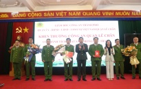 Giám đốc CATP khen thưởng Công an quận Lê Chân lập chiến công xuất sắc