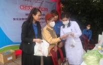 Khám bệnh, tặng quà và phát thuốc miễn phí tại quận Dương Kinh