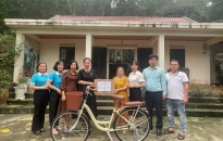 Hội LHPN thành phố: Tổ chức đi thăm, tặng quà phụ nữ hồi hương trên địa bàn thành phố