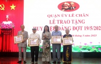 Quận ủy Lê Chân: Trao tặng Huy hiệu Đảng đợt 19-5 tới 247 đảng viên 