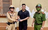 Tổ tuần tra số 6 (Đội CSGT-TT,CAQ Hồng Bàng) trao trả tài sản,  giấy tờ cho người đánh rơi