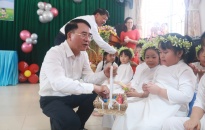 Phó Chủ tịch UBND TP Lê Khắc Nam thăm, tặng quà trẻ em quận Kiến An nhân Ngày quốc tế Thiếu nhi 1-6
