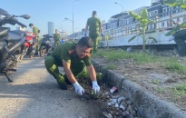 Công an phường Thượng Lý ra quân làm sạch vệ sinh môi trường khu vực cầu Tam Bạc