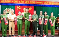 Công đoàn Công an huyện Thủy Nguyên: Trao tặng bình chữa cháy cho cán bộ, đoàn viên và người lao động