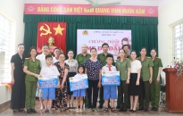 Hội Phụ nữ CAQ Kiến An: Trao kinh phí, tặng quà 3 cháu mồ côi trên địa bàn phường Đồng Hoà