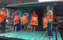 Bộ đội Biên phòng thành phố tặng 120 áo phao cho các ngư dân đang neo đậu tránh trú bão trên các vịnh thuộc quần đảo Cát Bà