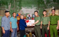 Đại tá Lê Trung Sơn, Phó Giám đốc CATP thăm, tặng quà cá nhân, gia đình người có công nhân Ngày Thương binh, liệt sĩ