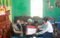 Đồng chí Đào Trọng Đức, Trưởng Ban Tổ chức Thành ủy thăm, tặng quà gia đình chính sách tại huyện Vĩnh Bảo