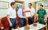 Phó Bí thư Thường trực Thành uỷ Đỗ Mạnh Hiến thăm, tặng quà gia đình người có công trên địa bàn quận Ngô Quyền
