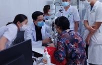 Người bệnh 79 tuổi  bị viêm bờ mi, khô mắt nặng được bác sĩ Bệnh viện Mắt Trung ương khám hội chẩn tại Bệnh viện mắt Hải Phòng