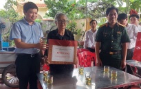 Phó Chủ tịch UBND thành phố Hoàng Minh Cường đi thăm, tặng quà một số cá nhân có công với cách mạng tại huyện Tiên Lãng